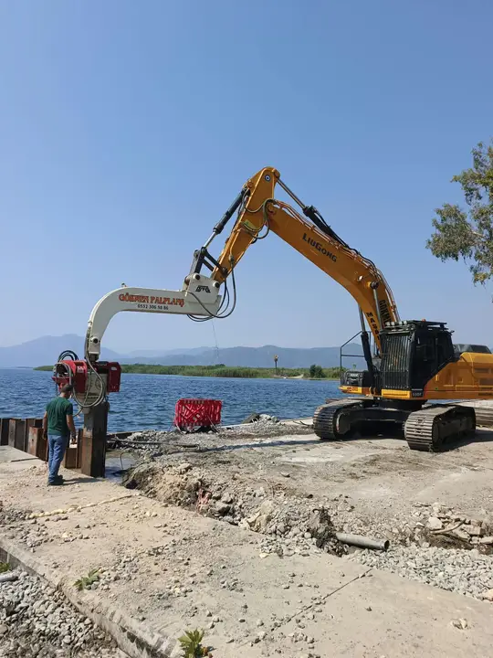Konya Palplanş: kıyı kenarında palplanş çakımı